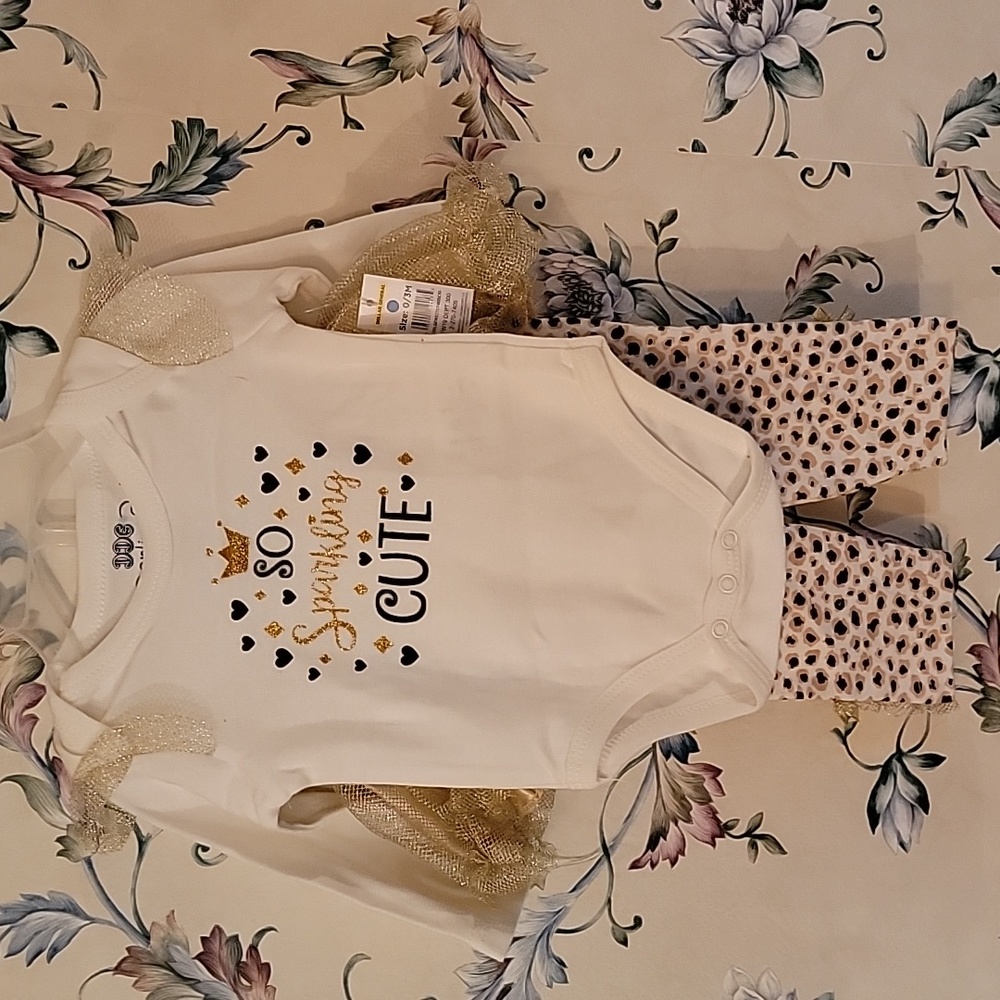 NWT Baby 2 Piece Set Onsie and Matching Leopard Pants with Gold Detail Size0-3M
